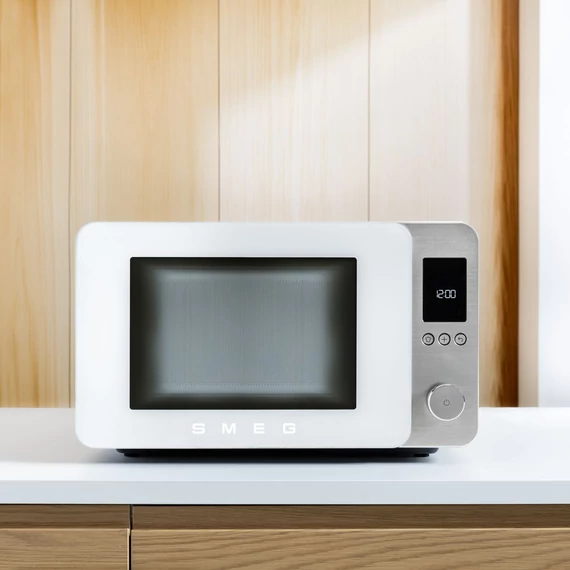 SMEG ASZTALI MIKROHULLÁMÚ SÜTŐ GRILL, LÉGKEVERÉS ÉS AIR FRY FUNKCIÓVAL, matt fehér, szemből, konyhapulton