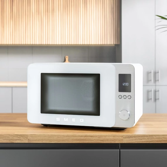 SMEG ASZTALI MIKROHULLÁMÚ SÜTŐ GRILL, LÉGKEVERÉS ÉS AIR FRY FUNKCIÓVAL, matt fehér, oldalról, konyhapulton