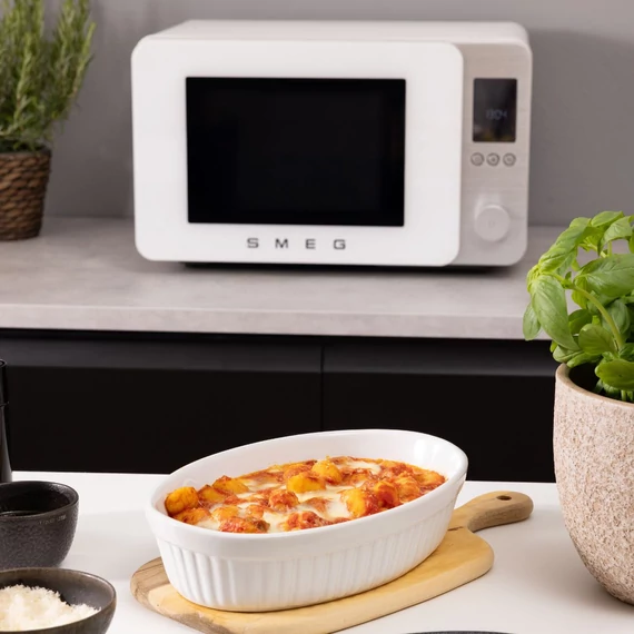 SMEG ASZTALI MIKROHULLÁMÚ SÜTŐ GRILL, LÉGKEVERÉS ÉS AIR FRY FUNKCIÓVAL, matt fehér, csőben sült tészta