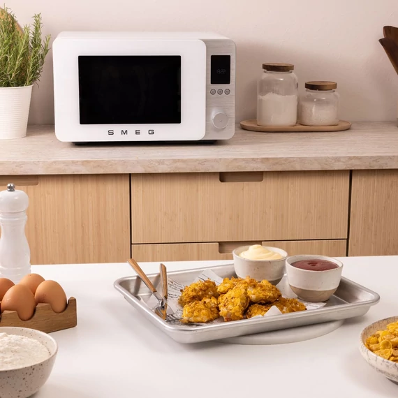 SMEG ASZTALI MIKROHULLÁMÚ SÜTŐ GRILL, LÉGKEVERÉS ÉS AIR FRY FUNKCIÓVAL, matt fehér, konyhai hangulat