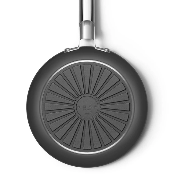 Smeg fekete 20cm-es serpenyő, alulról