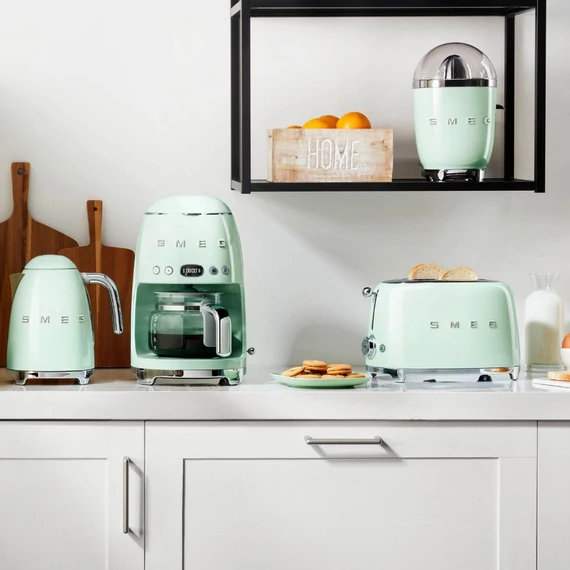 Smeg világoszöld filteres kávéfőző, konyhában