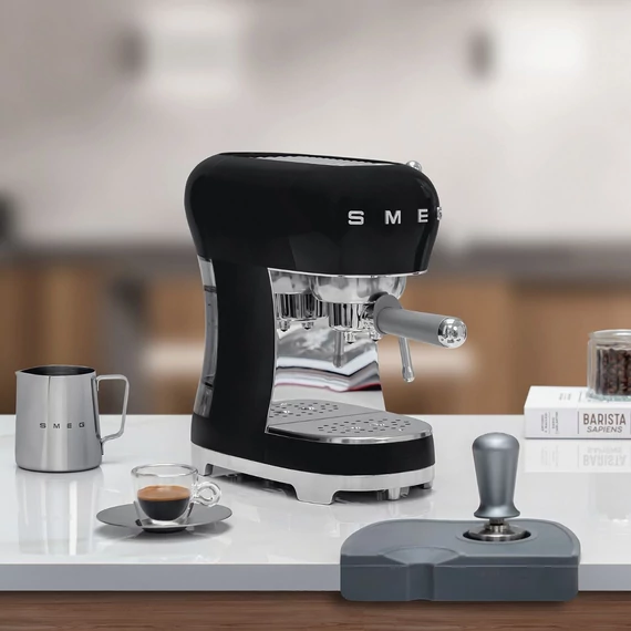 SMEG fekete karos espresso kávéfőző, konyhapulton