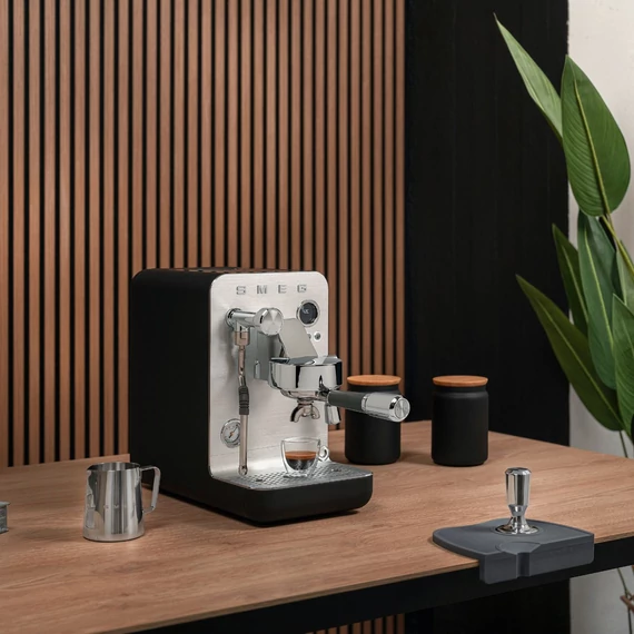 Smeg matt fekete Minipro félprofesszionális kávéfőző, konyhapulton