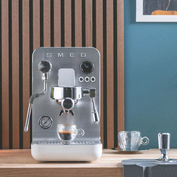 Smeg matt fehér Minipro félprofesszionális kávéfőző, konyhapulton