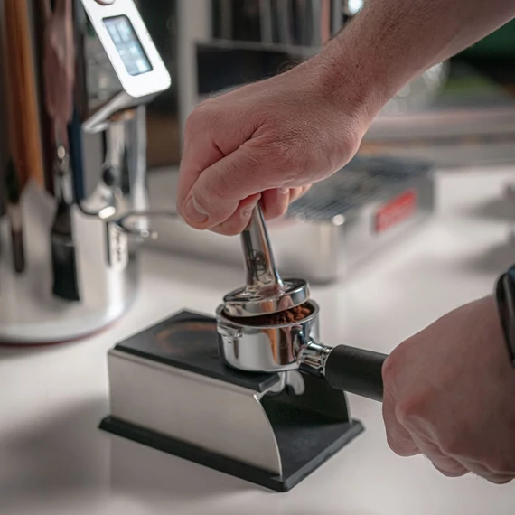 La Pavoni tamper, oldalsó logóval