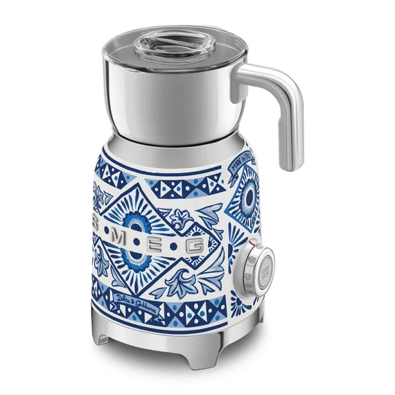 SMEG MULTIFUNKCIÓS TEJHABOSÍTÓ, 50-es évek retro design, D&G Blu Mediterraneo kollekció, jobbról