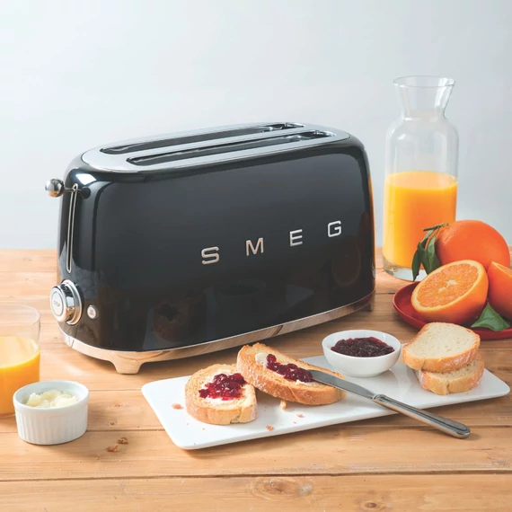 SMEG fekete 4 szeletes kenyérpirító, konyhai hangulat