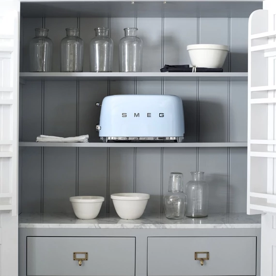 SMEG világoskék 4 szeletes kenyérpirító, konyhai hangulat