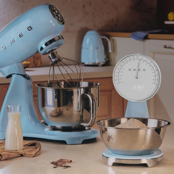 Smeg világoskék mechanikus mérleg, digitális kijelzővel és világoskék konyhai robotgép