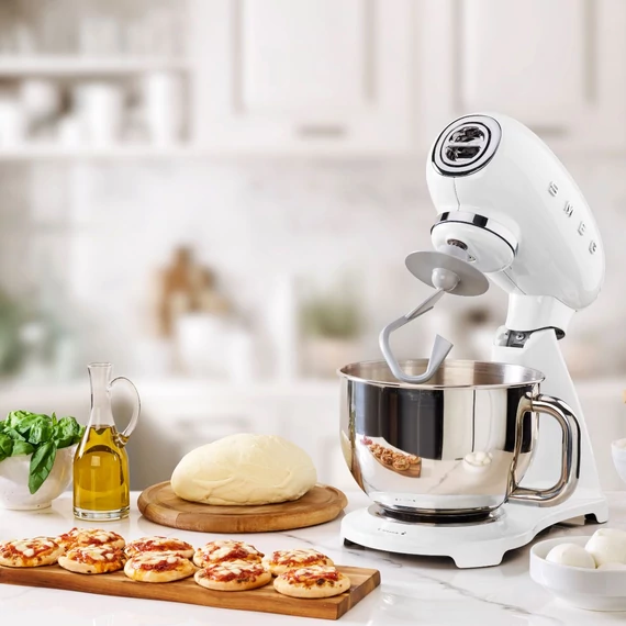 Smeg fehér konyhai robotgép, mini pizza
