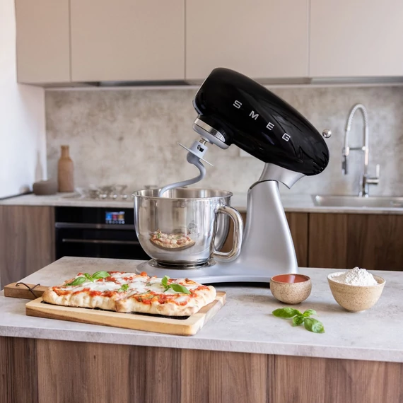 SMEG KONYHAI ROBOTGÉP, 50-es évek retro design, fekete, konyhában