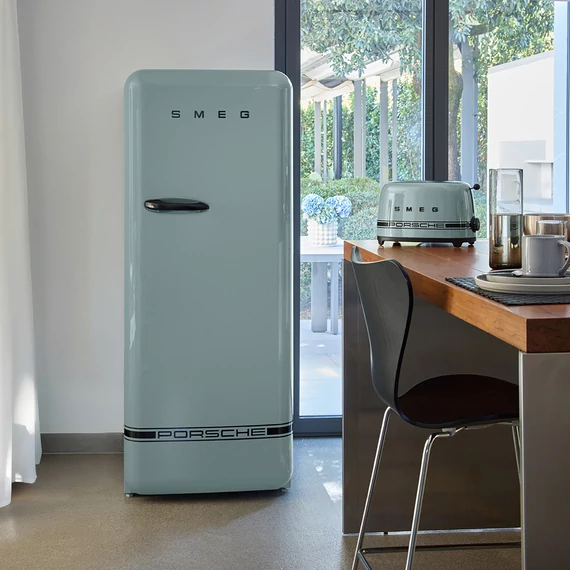 Porsche x SMEG FAB28 Egyajtós hűtőszekrény, felül fagyasztórekesszel, jobbos, Shade Green, konyhában