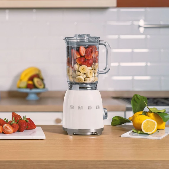 Smeg fehér turmixgép, konyhai hangulat