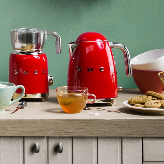 Smeg piros vízforraló és citrusprés