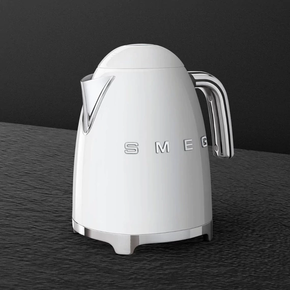 Smeg fehér vízforraló, sötét háttéren