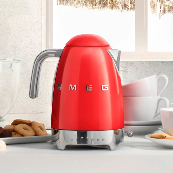 SMEG piros vízforraló állítható vízhőfokkal, konyhapulton