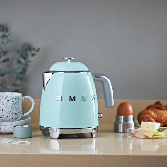 Smeg világoszöld mini vízforraló, konyhapulton