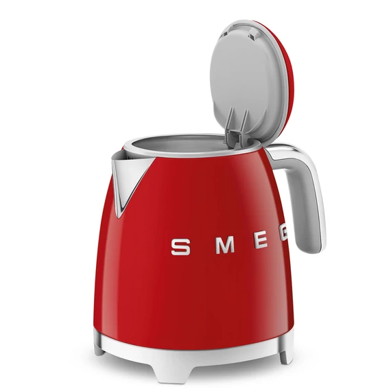 Smeg piros mini vízforraló, nyitott fedél, oldalról