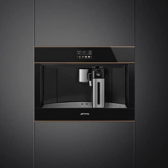 SMEG TELJESEN AUTOMATA KÁVÉFŐZŐ, Dolce Stil Novo design, 60x45 cm, fekete üveg, réz díszítéssel