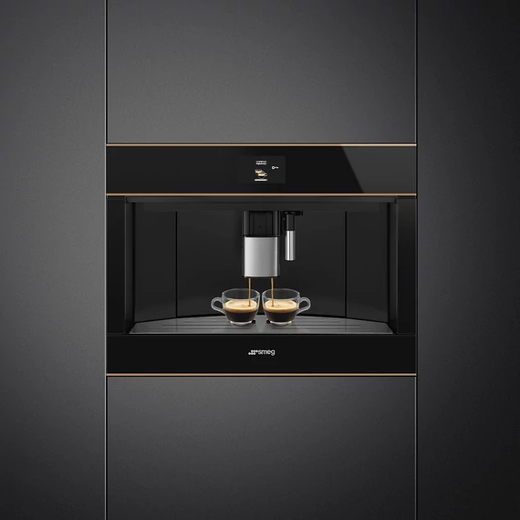 SMEG TELJESEN AUTOMATA KÁVÉFŐZŐ, Dolce Stil Novo design, 60x45 cm, fekete üveg, réz díszítéssel