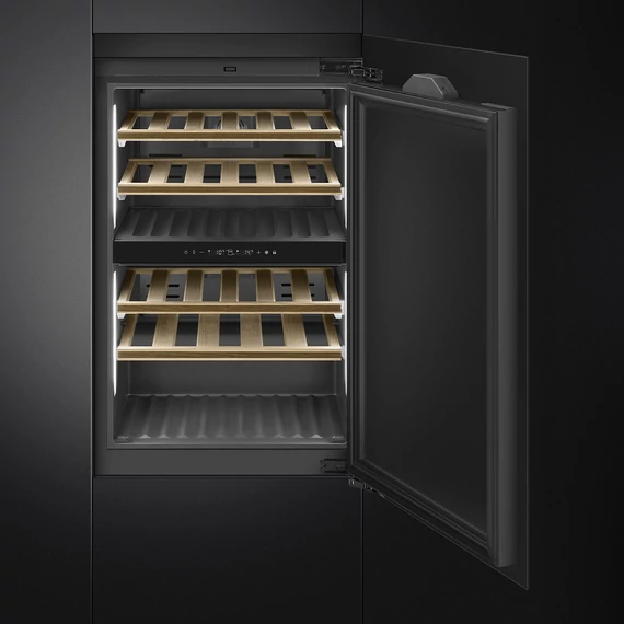 SMEG 88 cm-es beépíthető borhűtő 40 palack kapacitással - Universale design, fekete üveg - nyitva, szemből
