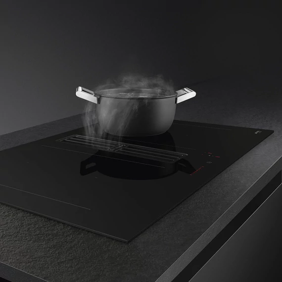 SMEG PÁRAELSZÍVÓVAL INTEGRÁLT INDUKCIÓS FŐZŐLAP, Universal design, 83x52 cm, fekete üveg
