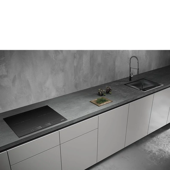 SMEG INDUKCIÓS FŐZŐLAP, Universal design, 60 cm, 4 főzőzóna, 2 MultiZone híd zóna, lekerekített él, fekete üveg