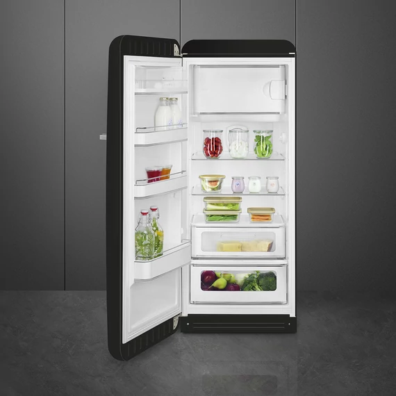 SMEG FAB28 Egyajtós hűtőszekrény, felül fagyasztórekesszel, balos - 50-es évek retro design, fekete - nyitva, tele