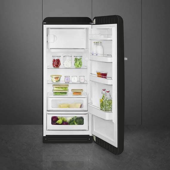 SMEG FAB28 Egyajtós hűtőszekrény, felül fagyasztórekesszel, jobbos - 50-es évek retro design, fekete - nyitva, tele