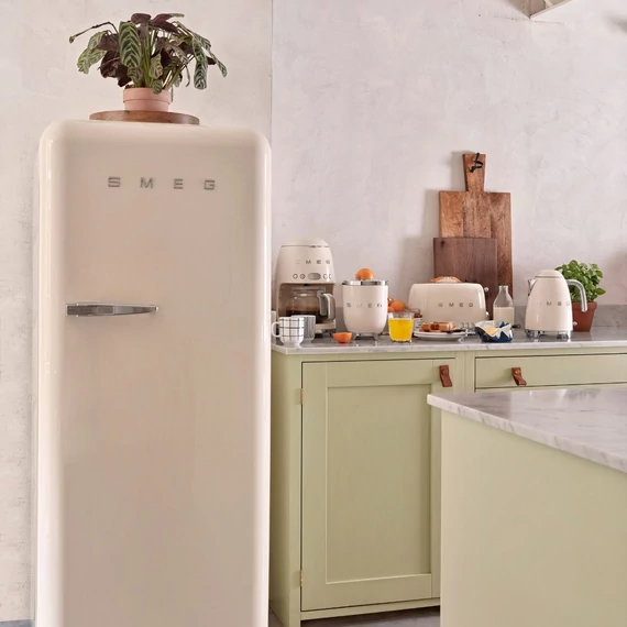 SMEG FAB28 Egyajtós hűtőszekrény, felül fagyasztórekesszel, jobbos - 50-es évek retro design, bézs