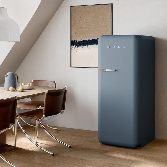 SMEG FAB28 Egyajtós hűtőszekrény, felül fagyasztórekesszel, jobbos - 50-es évek retro design, matt viharkék - konyhában