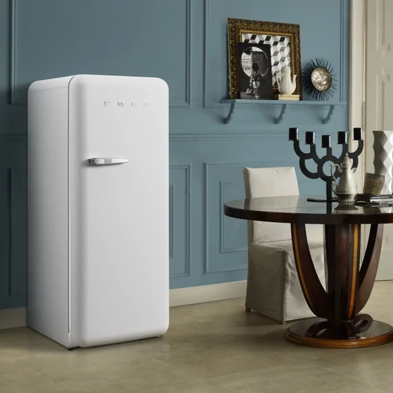SMEG FAB28 Egyajtós hűtőszekrény, felül fagyasztórekesszel, jobbos - 50-es évek retro design, matt fehér