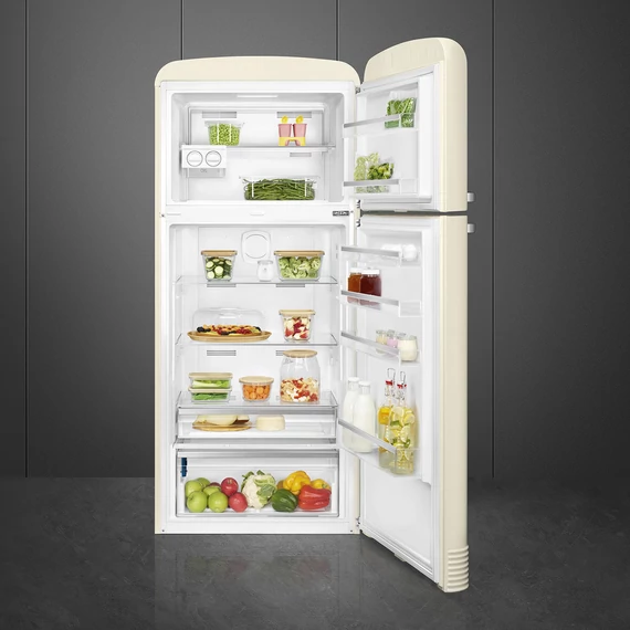 SMEG FAB50 Kétajtós felülfagyasztós kombinált hűtőszekrény, jobbos - 50-es évek retro design, bézs - nyitva, tele