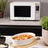SMEG ASZTALI MIKROHULLÁMÚ SÜTŐ GRILL, LÉGKEVERÉS ÉS AIR FRY FUNKCIÓVAL, matt fehér, csőben sült tészta