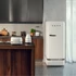 Porsche x SMEG FAB28 Egyajtós hűtőszekrény, felül fagyasztórekesszel, jobbos, Carrara White, konyhában