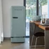 Porsche x SMEG FAB28 Egyajtós hűtőszekrény, felül fagyasztórekesszel, jobbos, Shade Green, konyhában