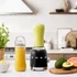 Smeg fekete mini hordozható turmixgép, extra palackkal, konyhai hangulat